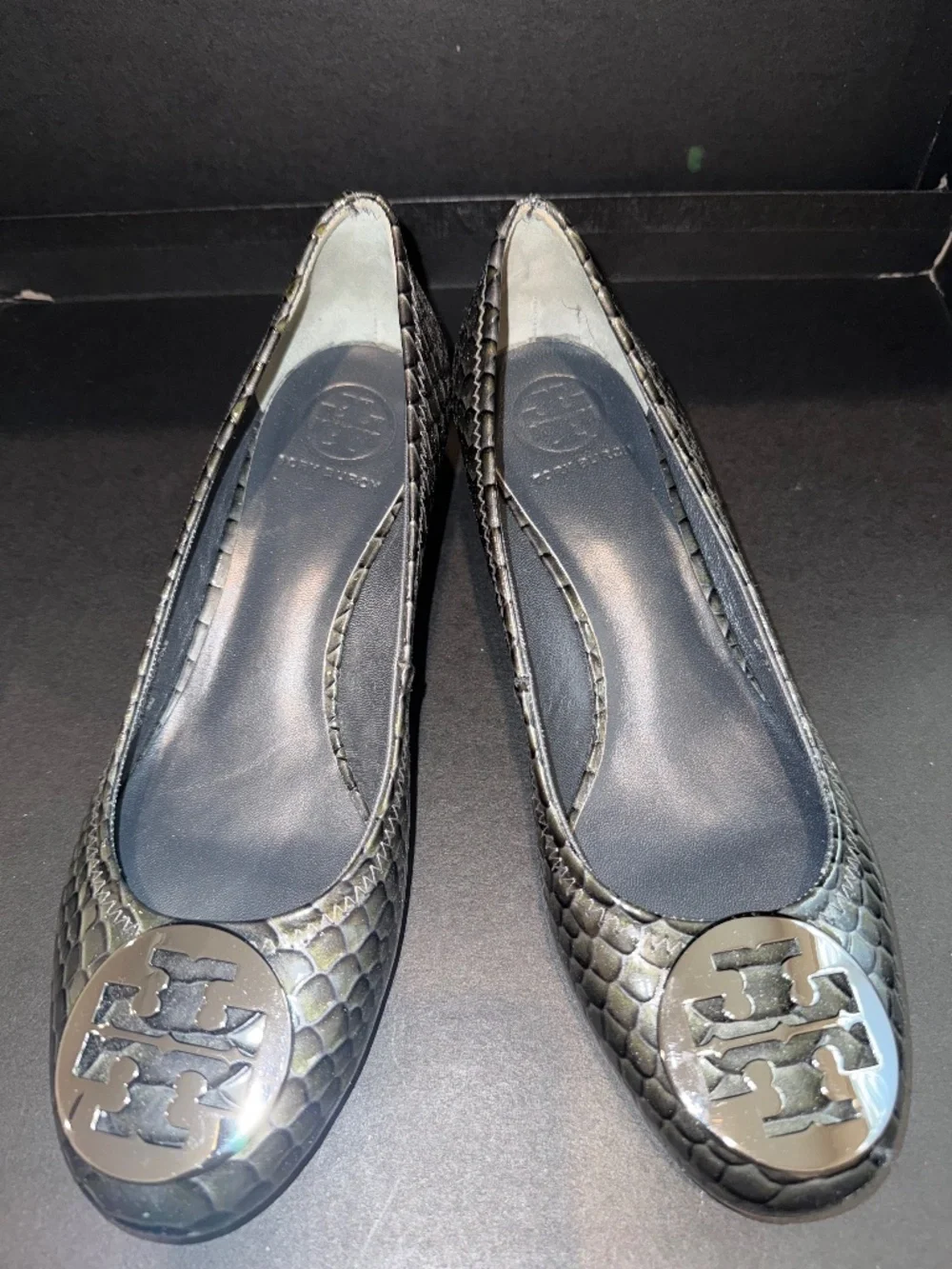 TORY BURCH , SIZE 9 METALLIC silver Snake Skin , features embossed , closed toe.